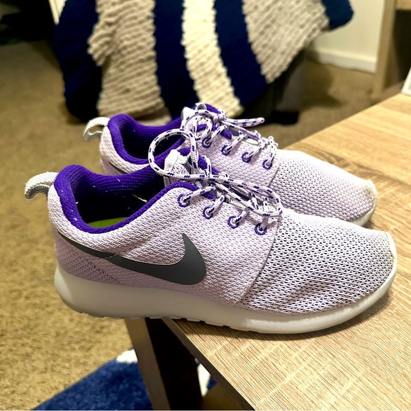 Nike Roshe lavender shoes - Picture 1 of 2